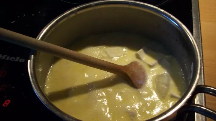 Die Butter und der Camembert werden in Stückchen geschnitten und in der Sahne unter ständigem Rühren geschmolzen.