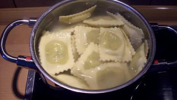 Während die Creme zubereitet wird, werden auch die Ravioli, Tortellini oder andere Pasta al dente gekocht, abgegossen und in ein wenig Butter geschwenkt.