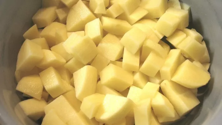 Die Kartoffeln werden geschält und in kleine Würfel (1-2 cm) geschnitten.