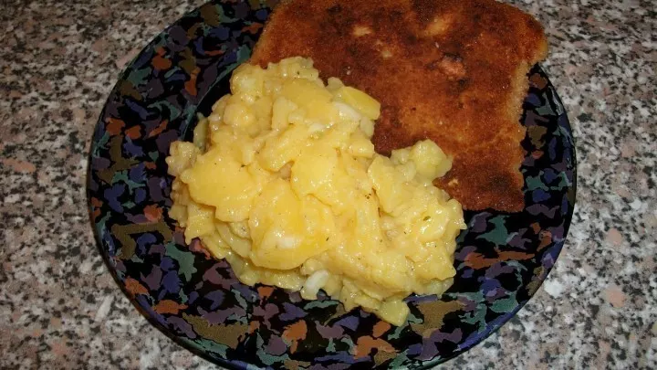 Die goldbraun gebratene Maultasche zusammen mit Kartoffelsalat servieren und genießen.