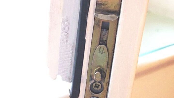 Fensterscharniere regelmäßig zu pflegen ist wichtig, damit sie immer gut funktionieren.