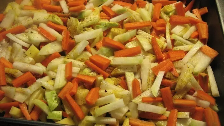 Kartoffelwürfel, Karotten- und Kohlrabistifte werden auf dem mit Backpapier belegten Blech verteilt, gut mit Öl beträufelt und kräftig gewürzt.