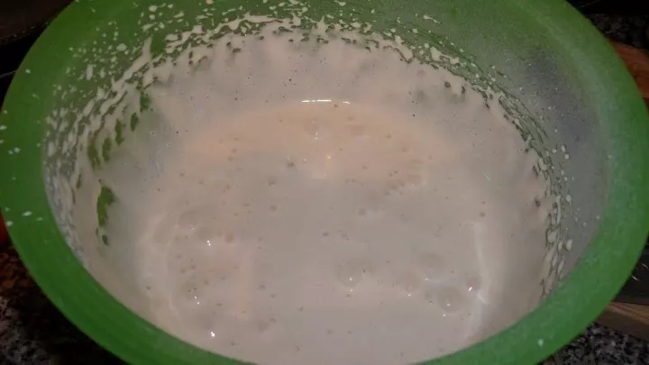 Eier und Zucker schaumig schlagen, heißes Wasser dazugeben, bis alles schön schaumig ist. Dann die 150 g Mehl unterheben und das Backpulver dazugeben.