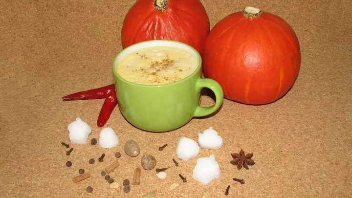 Pumpkin Spice Latte - leckerer Kaffee mit Kürbis-Püree  und Gewürzen.und 