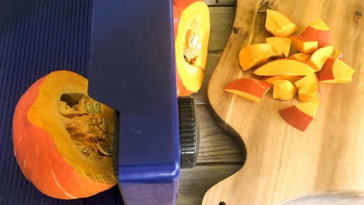 Hartes Gemüse lässt sich leichter in gleich große Stücke schneiden, mithilfe einer Brotschneidemaschine.