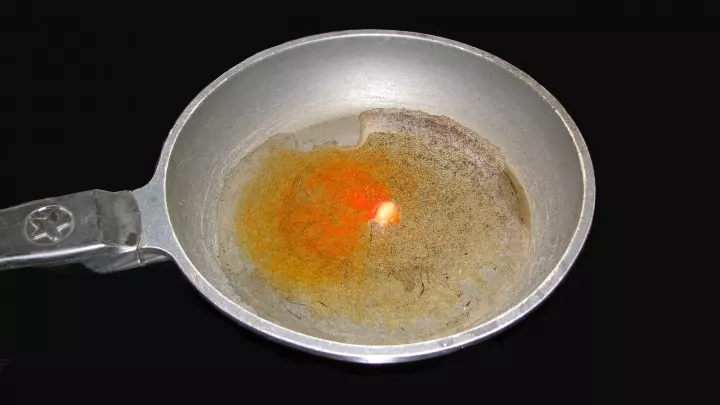25 ml Wasser in einem kleinen Topf aufkochen und die Beta Carotin Kapseln sowie die Safranfäden hineingeben, von der Platte nehmen und warten bis sich die Kapseln komplett aufgelöst haben.