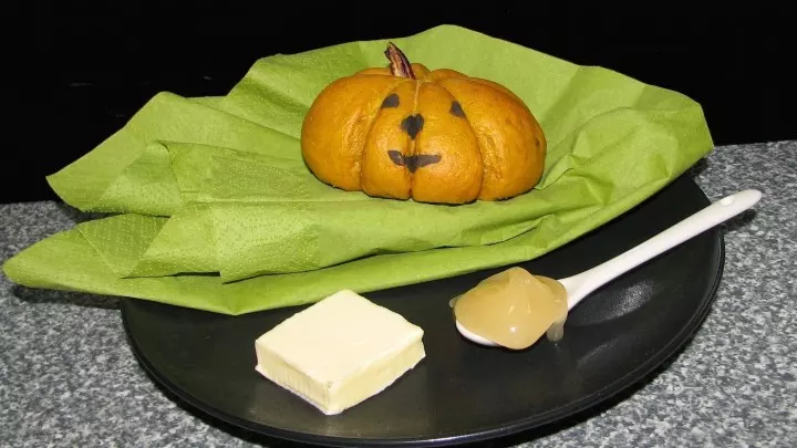 Für Halloween kann man mit Lebensmittelfarbe die typischen Gruselgesichter oder auch Muster aufmalen.