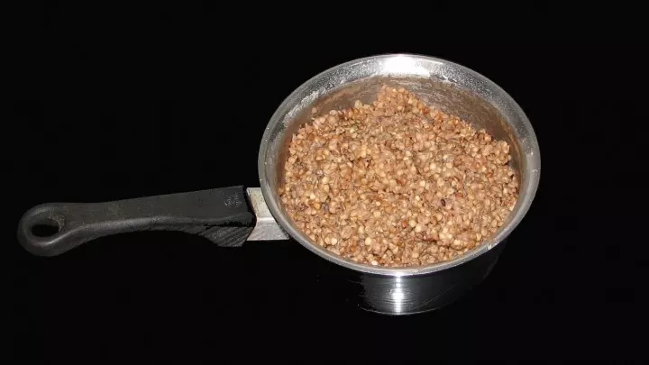 Die Buchweizenkörner werden wie Reis gekocht und sollen das Wasser komplett aufsaugen und ein bisschen quellen.