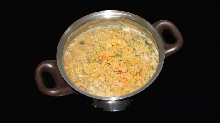 Das gefriergetrocknete Suppengrün im Mörser fein zerstoßen, zusammen mit den Linsen in das Wasser geben und zum Kochen bringen. Dann die Hitze reduzieren und 15 bis 20 Minuten köcheln lassen.