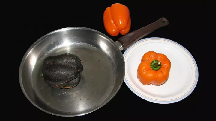 Am Ende sollte die Paprika komplett schwarz und angebrutzelt aussehen. Diese Haut wascht ihr in einer großen Schüssel Wasser ab.