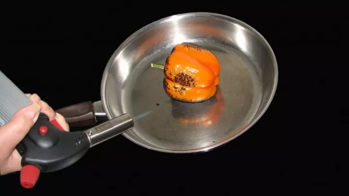 So geht es: Eine Paprika in die Pfanne legen, die Flamme auf Mittelgroß einstellen und mit etwa einem Zentimeter Abstand auf die Paprika richten.
