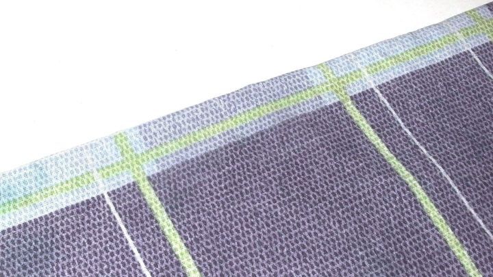 Mit einem Trick sieht die nicht ganz knitterfreie Tischdecke auf dem Tisch aus wie frisch gebügelt.