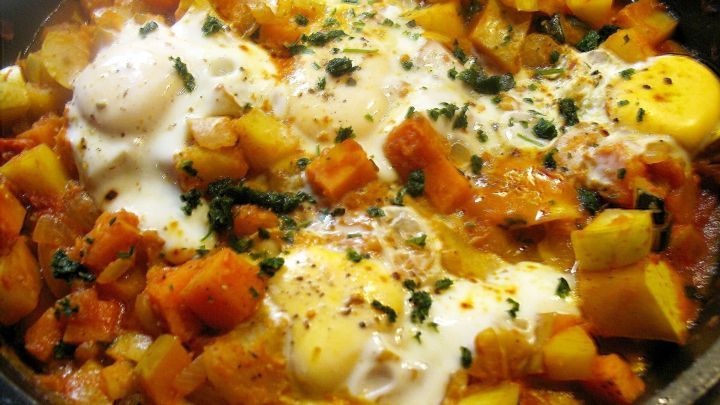 Wenn es wieder kälter wird, kocht man gerne wärmende und schmackhafte Gerichte. Hier ein Rezept für eine Herbstgemüse-Schmorpfanne.