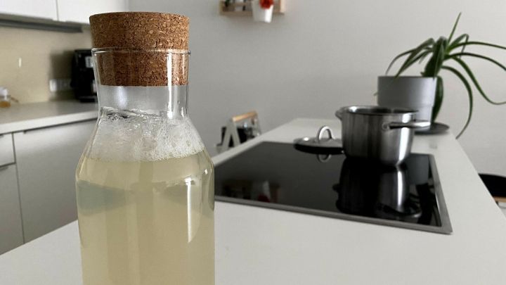 Im Herbst fällt das Obst nur so von den Bäumen: Mit Birnen und Äpfeln kann man sich zu Hause ganz einen leckeren Saft daraus zubereiten.
