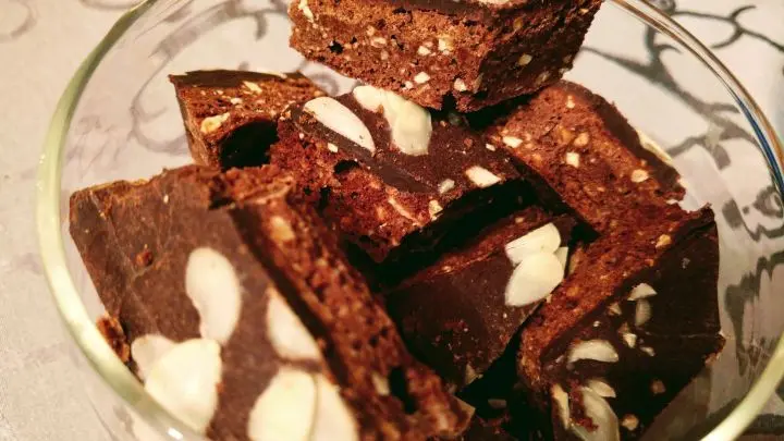 Du möchtest in kurzer Zeit schnell ganz viel Weihnachtsgebäck herstellen? Dann lies jetzt dieses Rezept für Mandelbrownies und probiere es aus!