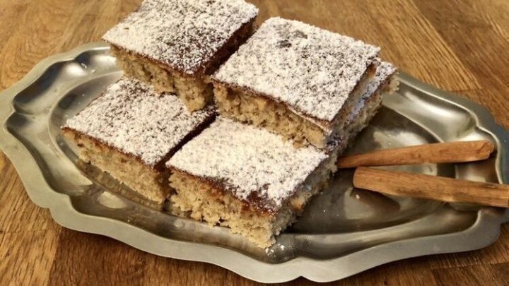 Ein Kuchen, der nach Lebkuchen schmeckt? Ja, das gibt es und die Zubereitung ist auch noch einfach und geht schnell.
