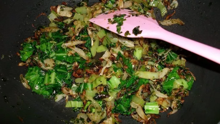 Zum Schluss noch Petersilie und das dunkelgrüne weiche Blatt des Pok Choi hinzufügen und alles mit Salz, Pfeffer und Knoblauchpulver abschmecken.