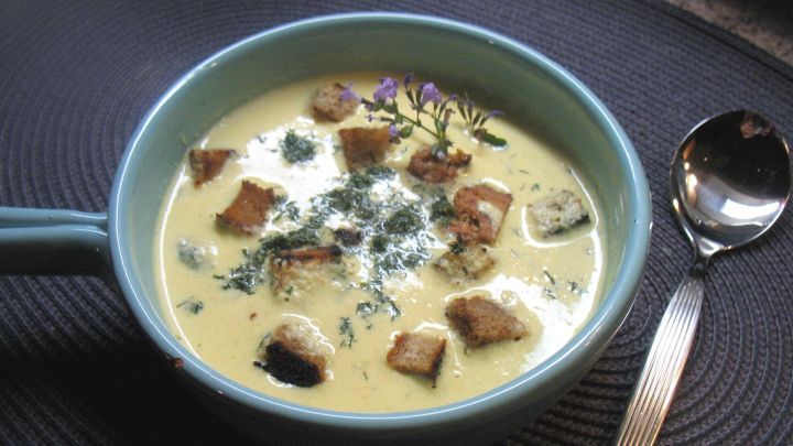 Rezept für eine sehr schmackhafte und sahnige Herbstsuppe, die ganz schnell zubereitet ist. Jetzt das Rezept lesen und nachkochen.