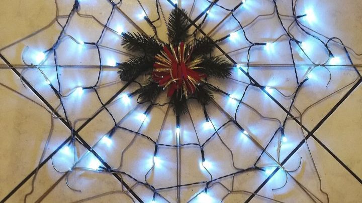 Upcycling zur Weihnachtszeit: Hier zeigen wir euch, wie ihr aus Kleiderbügeln einen tollen Weihnachtsstern mit Beleuchtung herstellt.