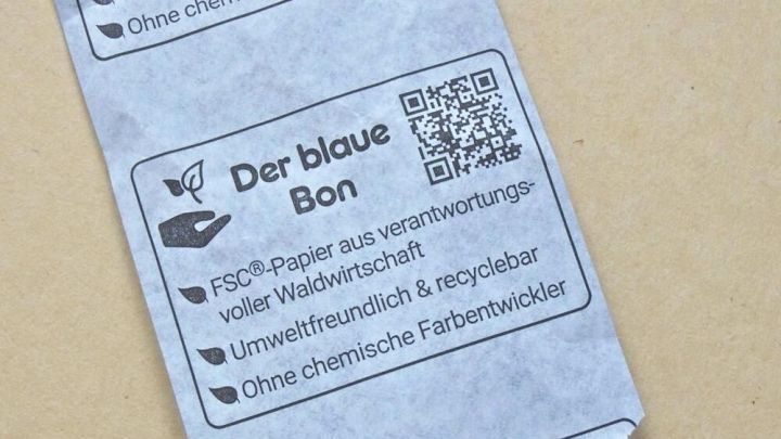 Der blaue Kassenbon hat keine chemischen Stoffe, die die Umwelt schädigen.