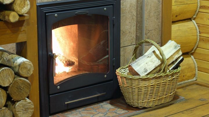 Zum Reinigen einer Kaminglasscheibe benötigt man keine Chemie. Die Natur bietet so viel. Erfahre mehr darüber in diesem Tipp.