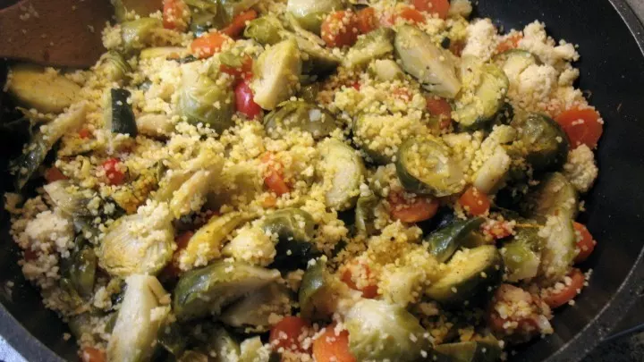 Das gegarte Gemüse wird mit dem Couscous vermischt und nach Geschmack noch etwas nachgewürzt.