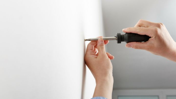 Dieser Tipp hilft dir dabei, dass das Eindrehen einer Schraube in den Dübel leichter gelingt. Probiere es aus.
