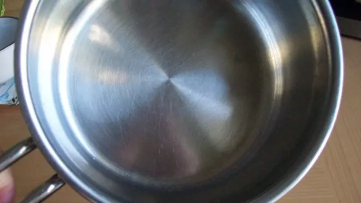 Selbst der zum Auskochen verwendete Edelstahl-Kochtopf ist wieder wie neu und glänzend, als sei er noch niemals gebracht worden. 
