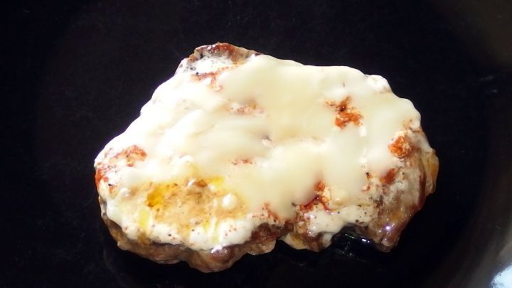 Eher was für zwischendurch, aber sehr lecker: Schnelles mit Käse überbackenes Schnitzel.