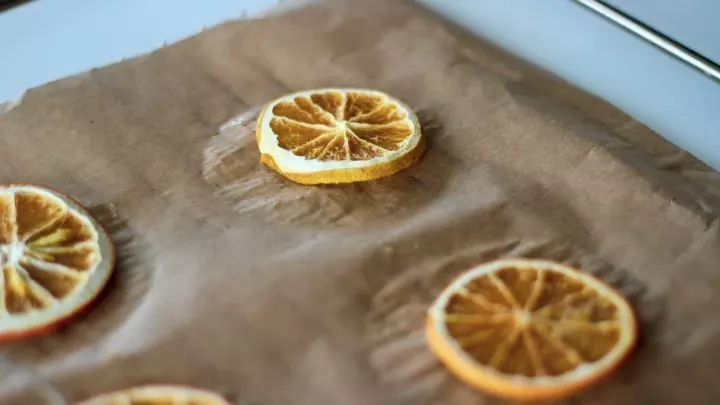 Getrocknete Orangen kann man ganz einfach im Backofen bei maximal 100 Grad in 2-3 Stunden herstellen. 