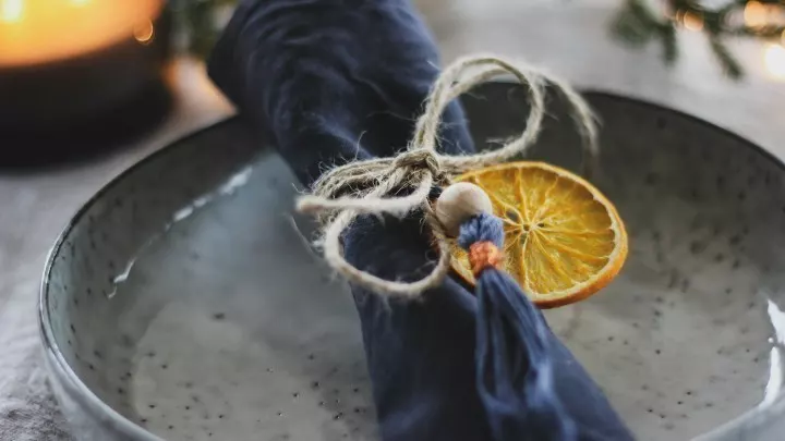 Weihnachtlicher Schmuck lässt sich ganz einfach selbst aus Quasten und getrockneten Orangen herstellen.