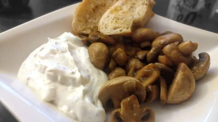 Mit diesem Rezept machst du gebratene Champignons wie vom Weihnachtsmarkt zu Hause selber.