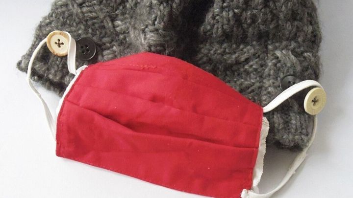 Ich habe einfach Knöpfe an meine Mütze links und rechts genäht. Daran kann man praktisch seinen Mund-Nase-Masken befestigen.