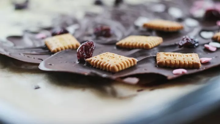 Als Topping für die selbstgemachte Bruchschokolade kann verschiedene Dinge verwenden. Kleine Kekse oder Schokolinsen sind nur Beispiele.