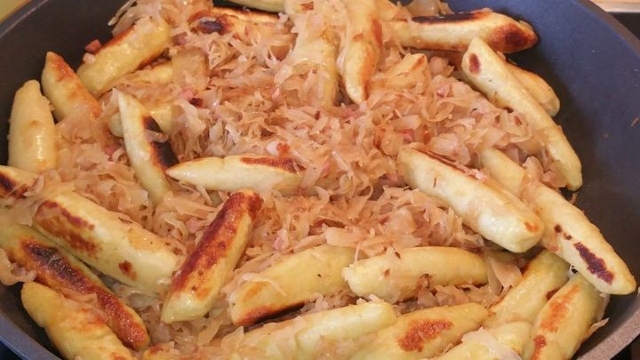 Schwäbischen Krautschupfnudeln sind nicht schwer zuzubereiten. Koche sie mit diesem Rezept nach und genieße eine leckere Mahlzeit.