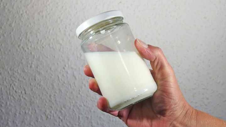 In 5-7 Minuten des Herumschüttelns verwandelt sich Schlagsahne in streichfähige Butter.