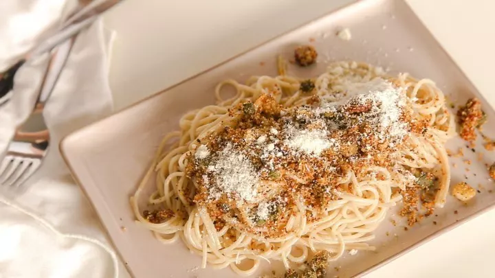 Leckere Spaghetti mit einer Soße aus Semmelbrösel, Oliven und getrockneten Tomaten.