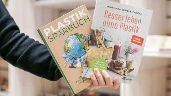 Wer zum ersten Mal in einem Unverpackt-Laden einkauft, kann sich mit den vielen Möglichkeiten und Produkten schnell überfordert fühlen. Die richtige Lektüre kann einen plastikreduzierten Lebensstil unterstützen!  