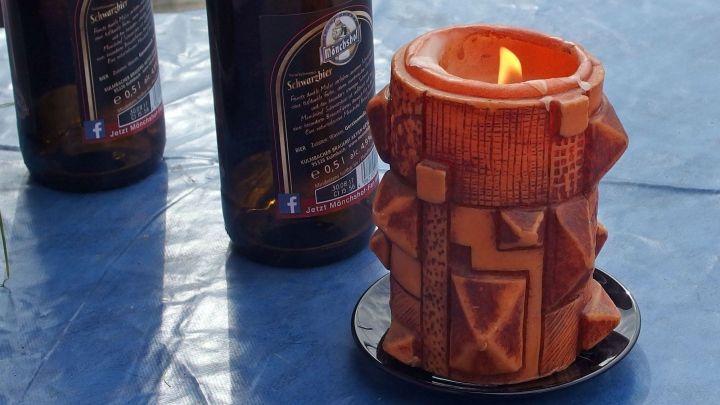 Eine brennende Kerze auf dem Tisch sorgt dafür, dass keine Wespen mehr kommen.