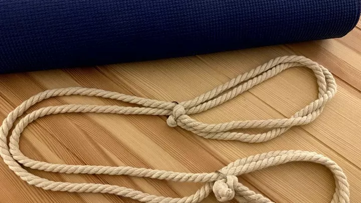 Fädel dein Seil an beiden Enden jeweils einmal durch den Ring, sodass du zwei Schlaufen erhältst.