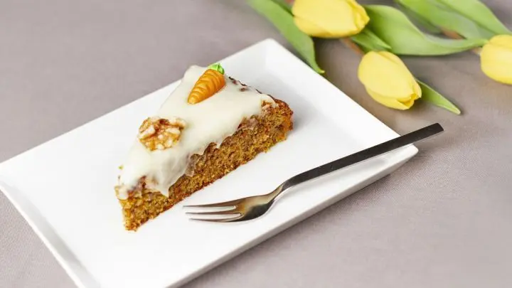Dieser saftige Karottenkuchen ohne Gluten schmeckt nicht nur an Ostern! Lies jetzt das einfache Rezept, das in 15 Minuten zubereitet ist.