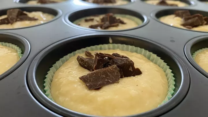 Durch den Vanillepudding im Teig, werden die Muffins besonders saftig. Die Kokosraspeln machen den Geschmack extra besonders.