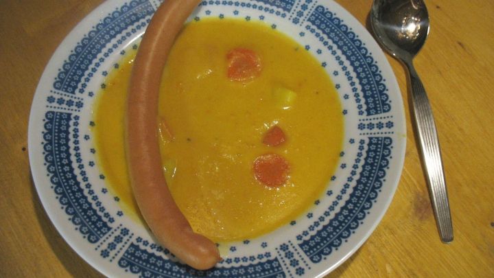 Diese herzhafte Karotten-Curry-Suppe mit Kokosmilch kann schnell in weniger als einer halben Stunde zubereitet werden. Jetzt nachkochen!