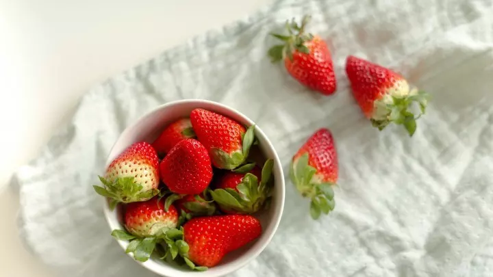Obstflecken von Erdbeeren oder sonstigen Früchten sind manchmal sehr hartnäckig. Das einfache Hausmittel Zitronensaft (oder Essig) verschafft Abhilfe.