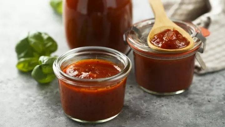 Mach dir dein Tomatenketchup einfach selbst. Die Zuckerersparnis ist enorm und das Ketchup schmeckt besonders fruchtig. Lies hier das Rezept.