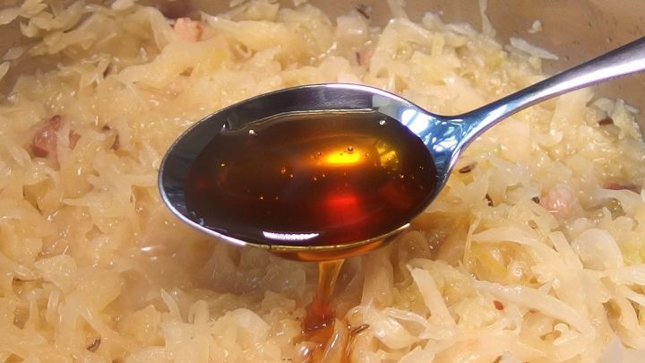 Zu den üblichen Sauerkrautgewürzen wie z. B. Lorbeerblätter, Wacholderbeeren, Speck und einem Apfel, noch einen dicken Löffel voll Honig dazugeben.