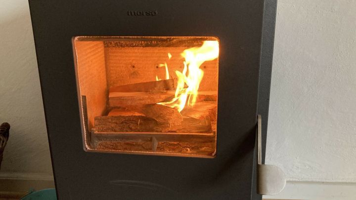 Kleinen Kaminofen anzünden | Frag Mutti