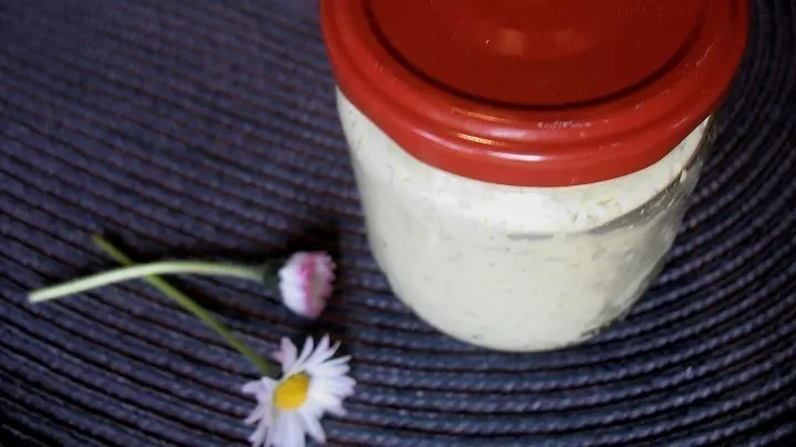 Die Bärlauch-Butter kann in saubere Gläser abgefüllt und im Kühlschrank aufbewahrt werden.