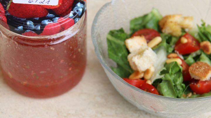 Mit etwas Öl und ein paar Gewürzen wird aus den Resten im Marmeladeglas ein leckeres und fruchtiges Salatdressing!
