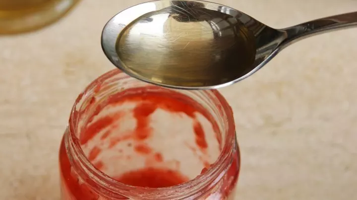 Alle Zutaten werden ganz einfach in das (fast) leere Marmeladenglas gefüllt, das war es schon!